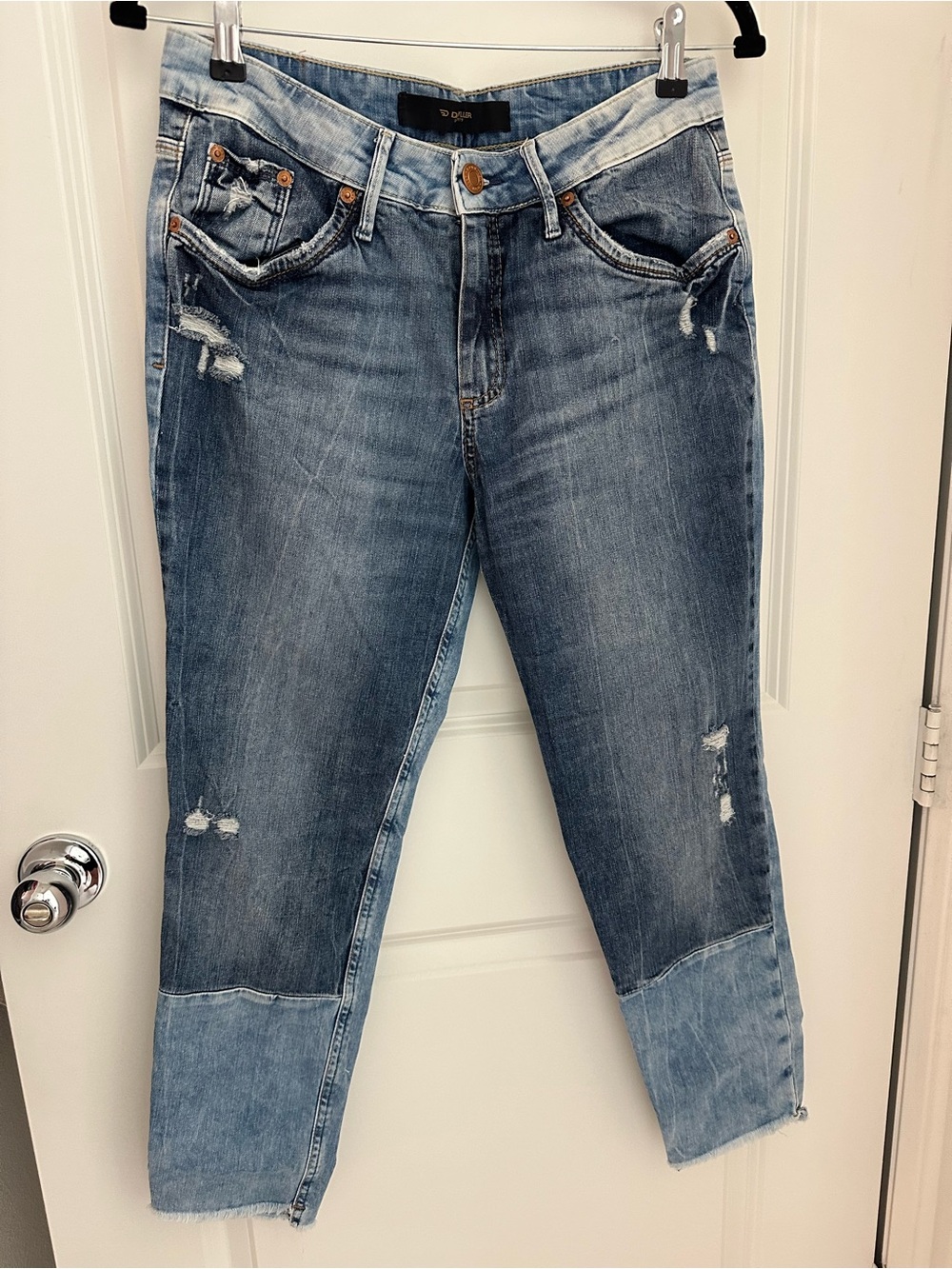 Two-Tone Distressed Ankle Jeans in Blue - Women. Brazilian brand Damyller